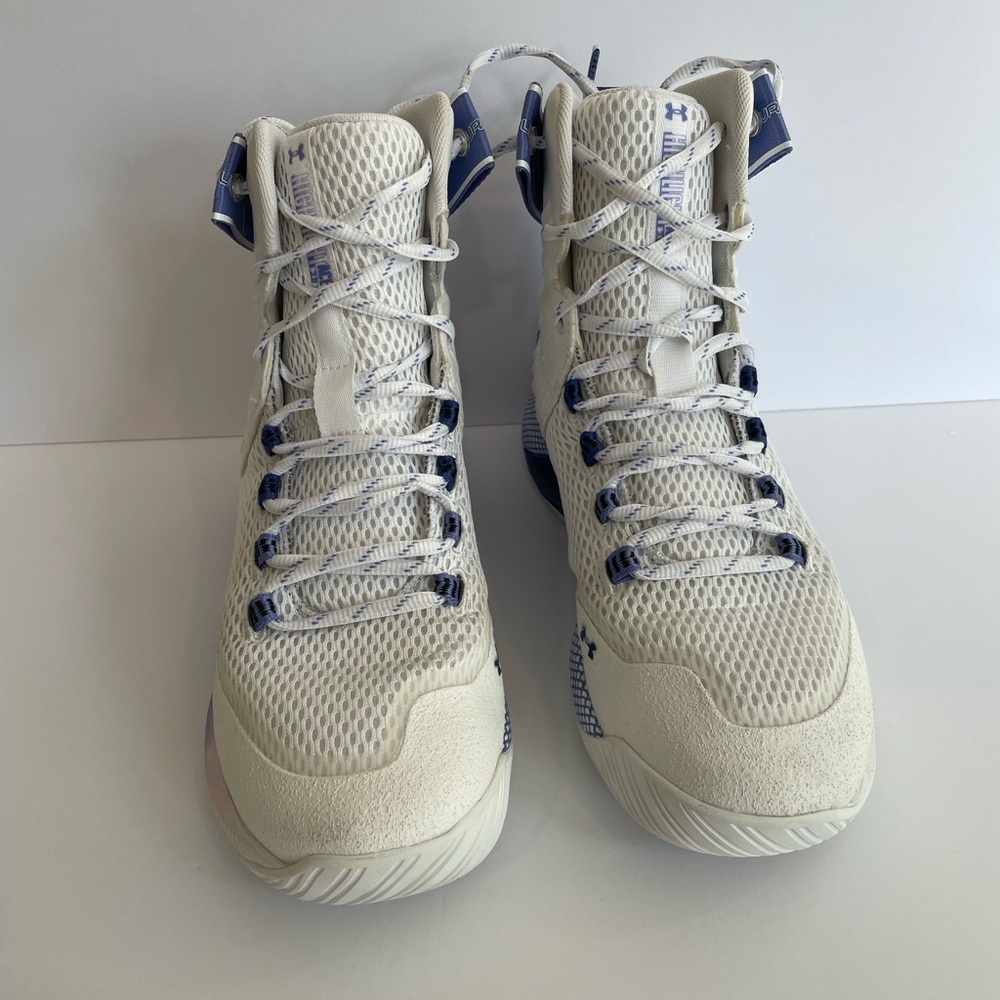 Woman's Under Armour hightop Volleyball Shoes. Size 8.5